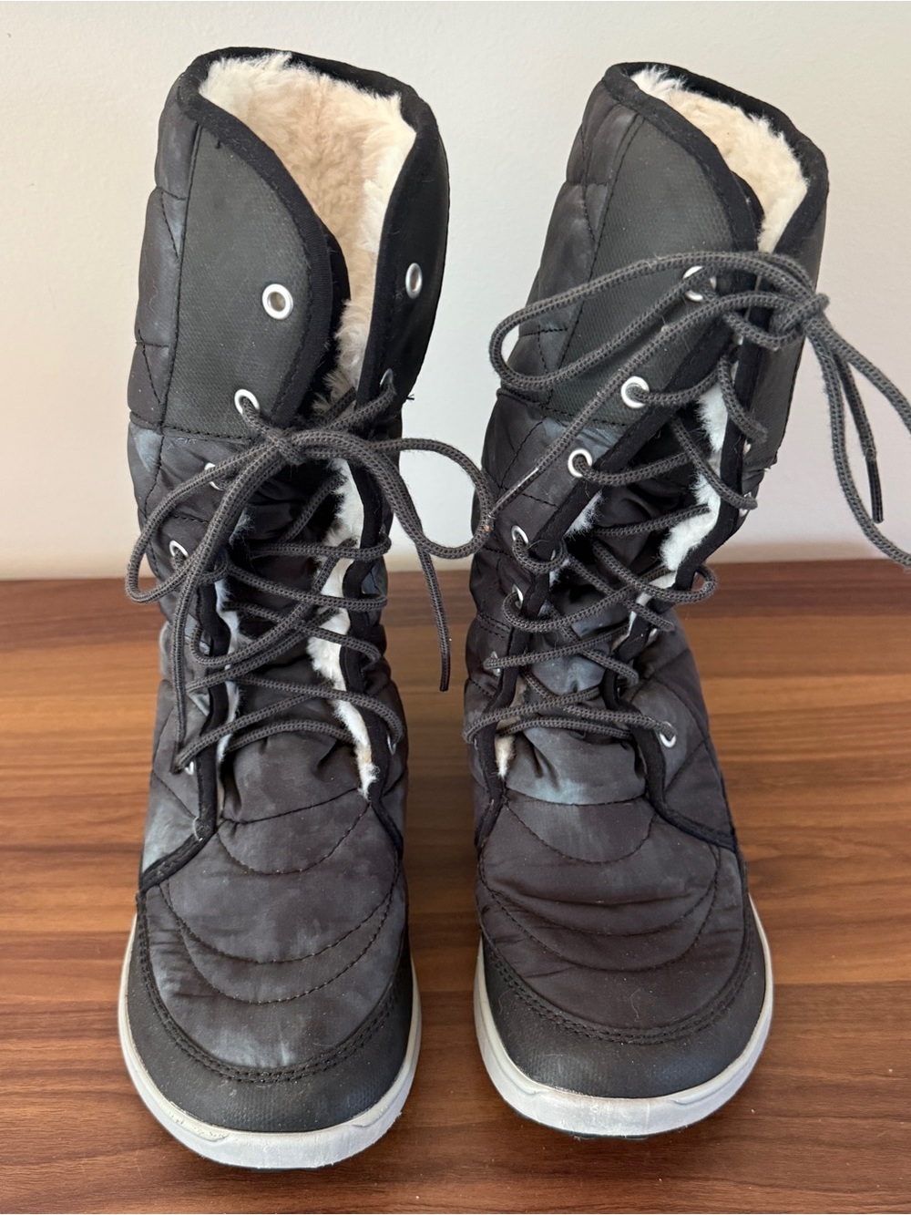 Merrell Black Quilted Lace-Up Winter Boots with Faux Fur lining
